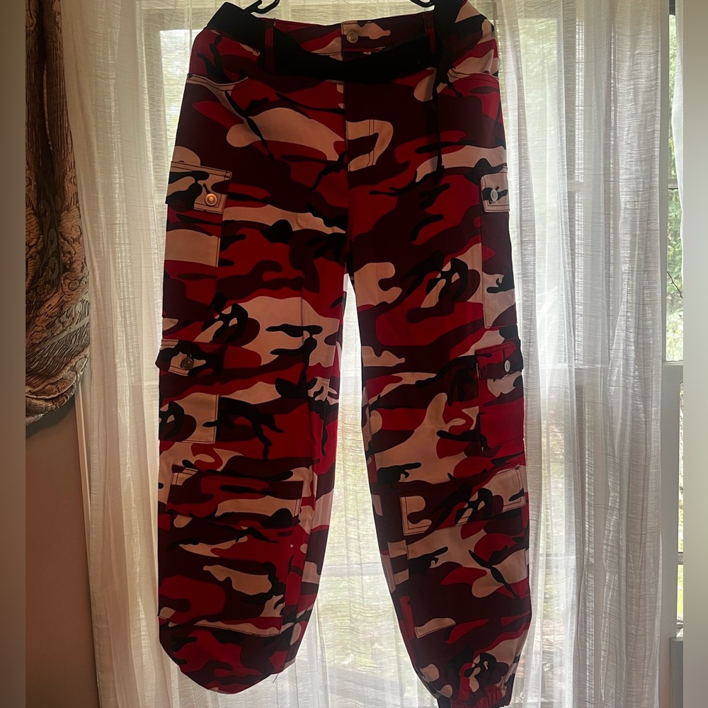 NWOT Rue21 Red, White, and Black Camo Cargo Pants - Size Large